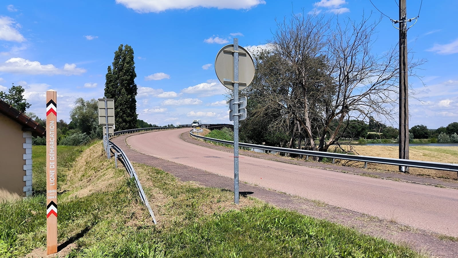 Ligne de démarcation - ancien poste de contrôle allemand - Poteau